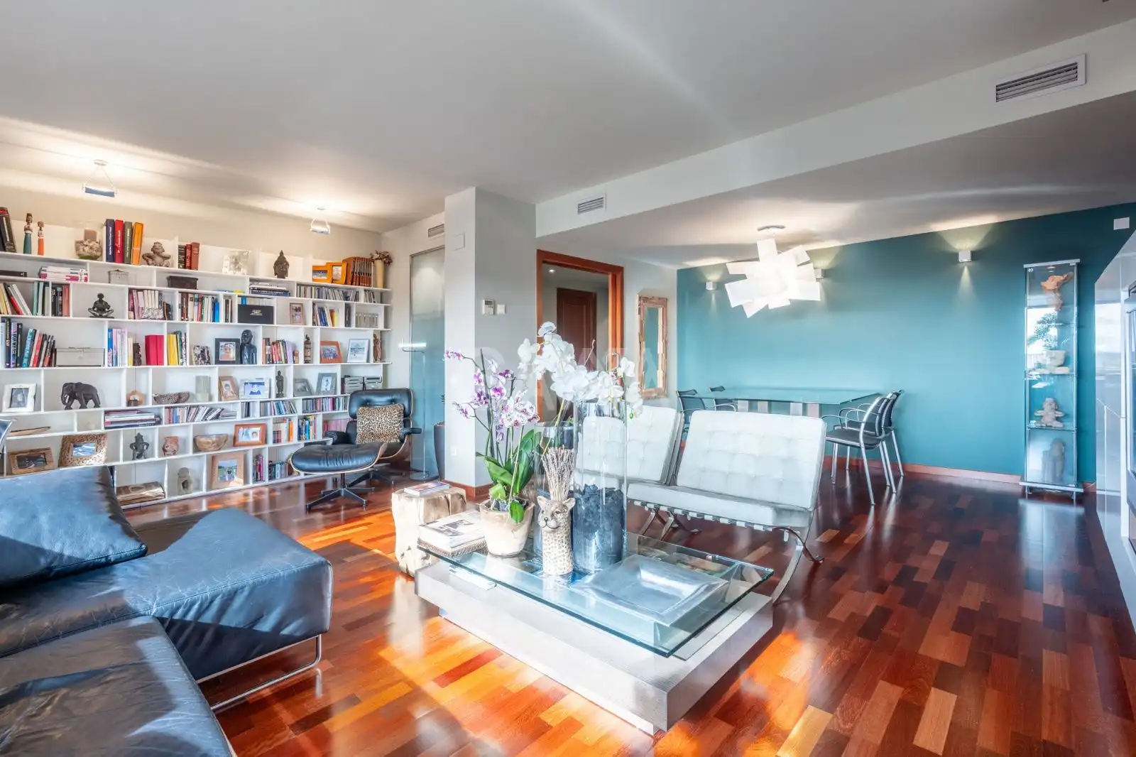 Sala de estar de Ático en venta en L'Hospitalet de Llobregat con Aire acondicionado, Calefacción y Parquet