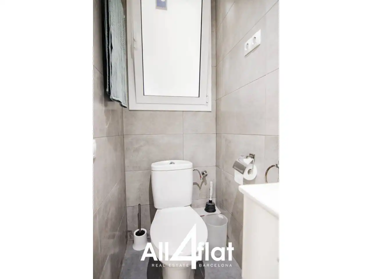 Bathroom of Flat for rent in Barcelona  with Air Conditioner, Parquet flooring and Terrace