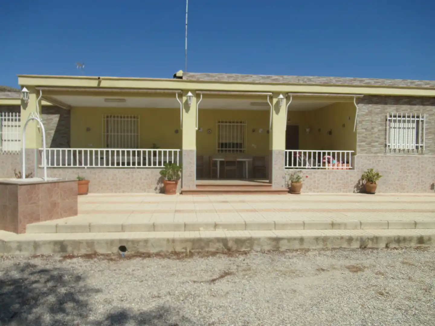 Vista exterior de Casa o xalet en venda en Alicante / Alacant amb Terrassa, Piscina i Forn