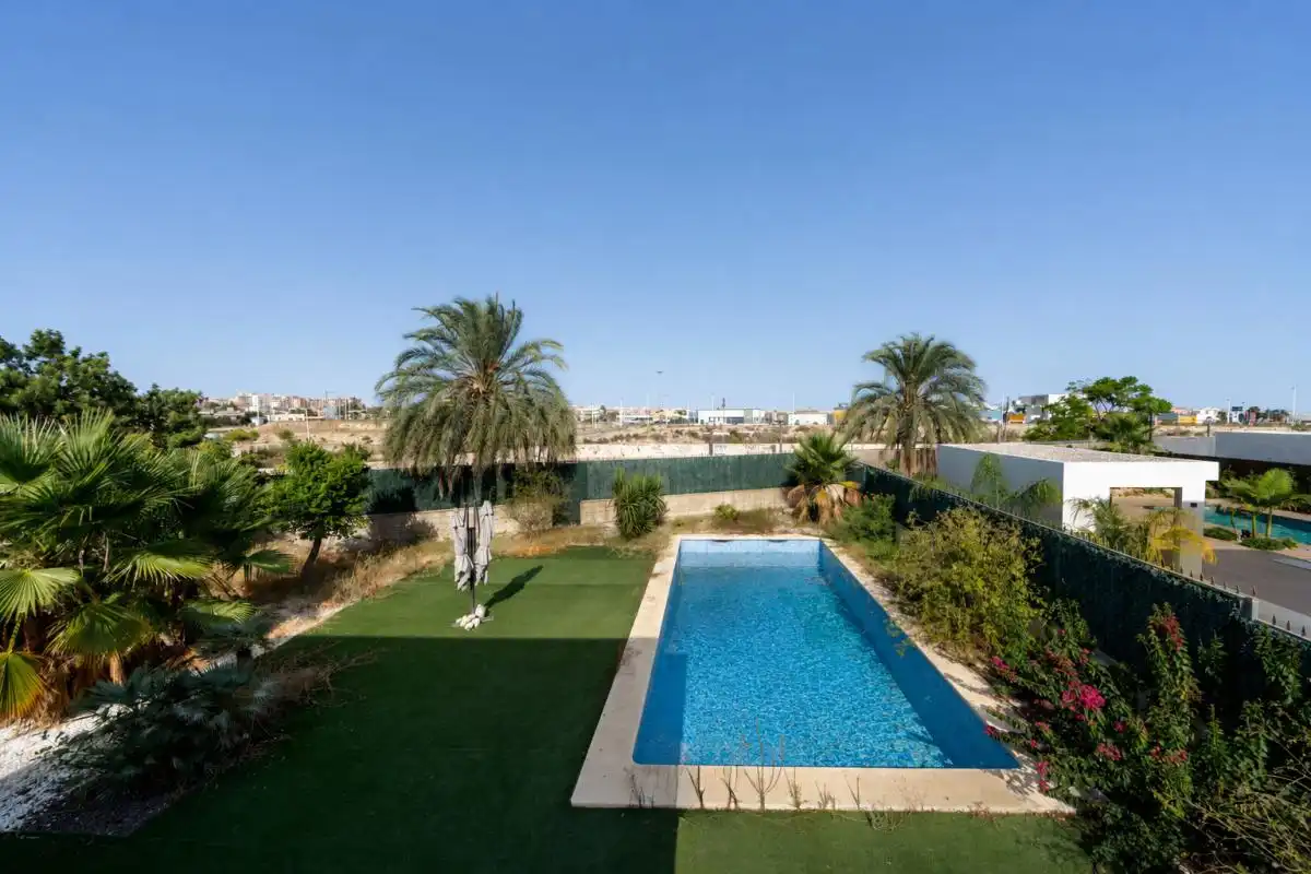 Schwimmbecken von Haus oder Chalet zum Verkauf in Elche / Elx mit Klimaanlage, Heizung und Privatgarten