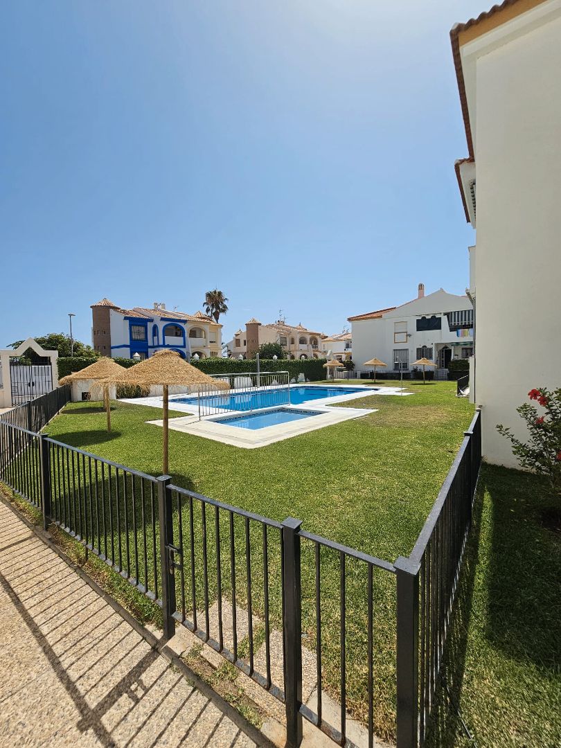 Piscina de Pis en venda en Motril amb Aire condicionat, Calefacció i Jardí privat