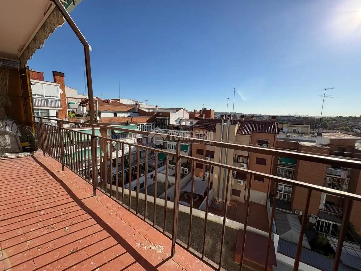 Vista exterior de Pis en venda en Madrid amb Parquet i Balcó