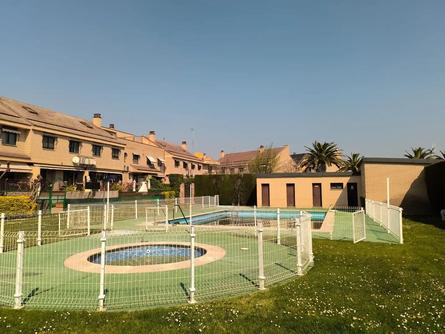 Piscina de Casa adosada en venda en Utebo amb Aire condicionat, Calefacció i Jardí privat