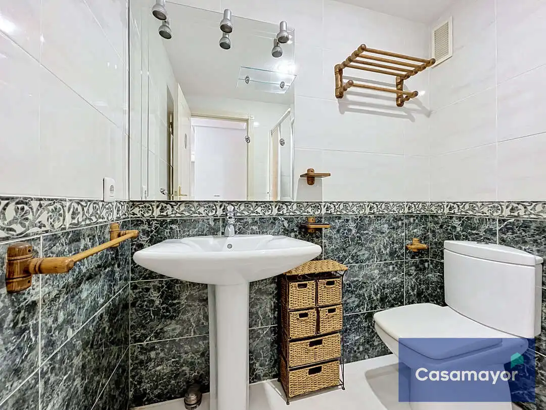 Baño de Piso en venta en Alicante / Alacant con Aire acondicionado, Calefacción y Jardín privado