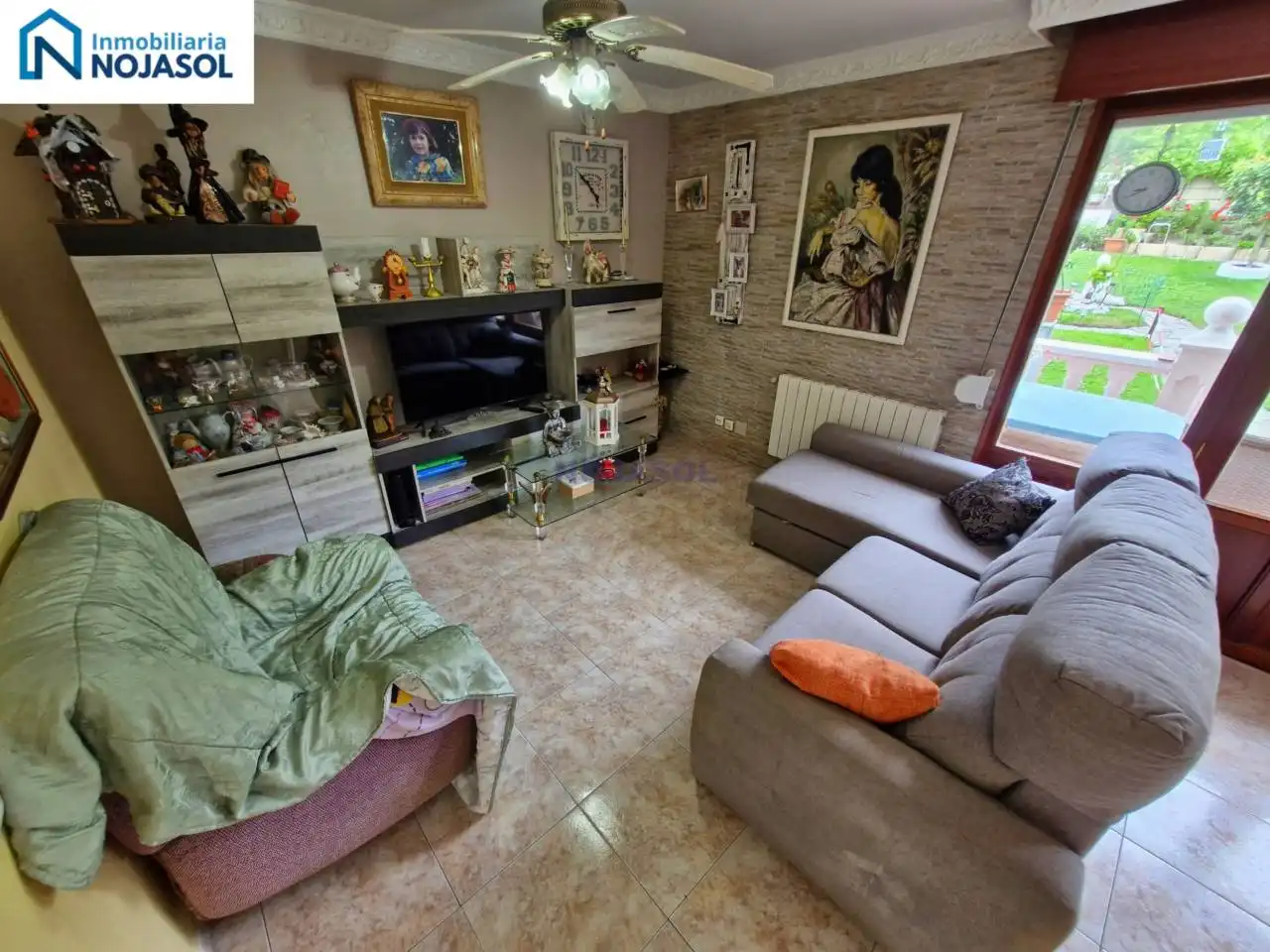 Sala d'estar de Casa adosada en venda en Meruelo amb Calefacció, Jardí privat i Terrassa