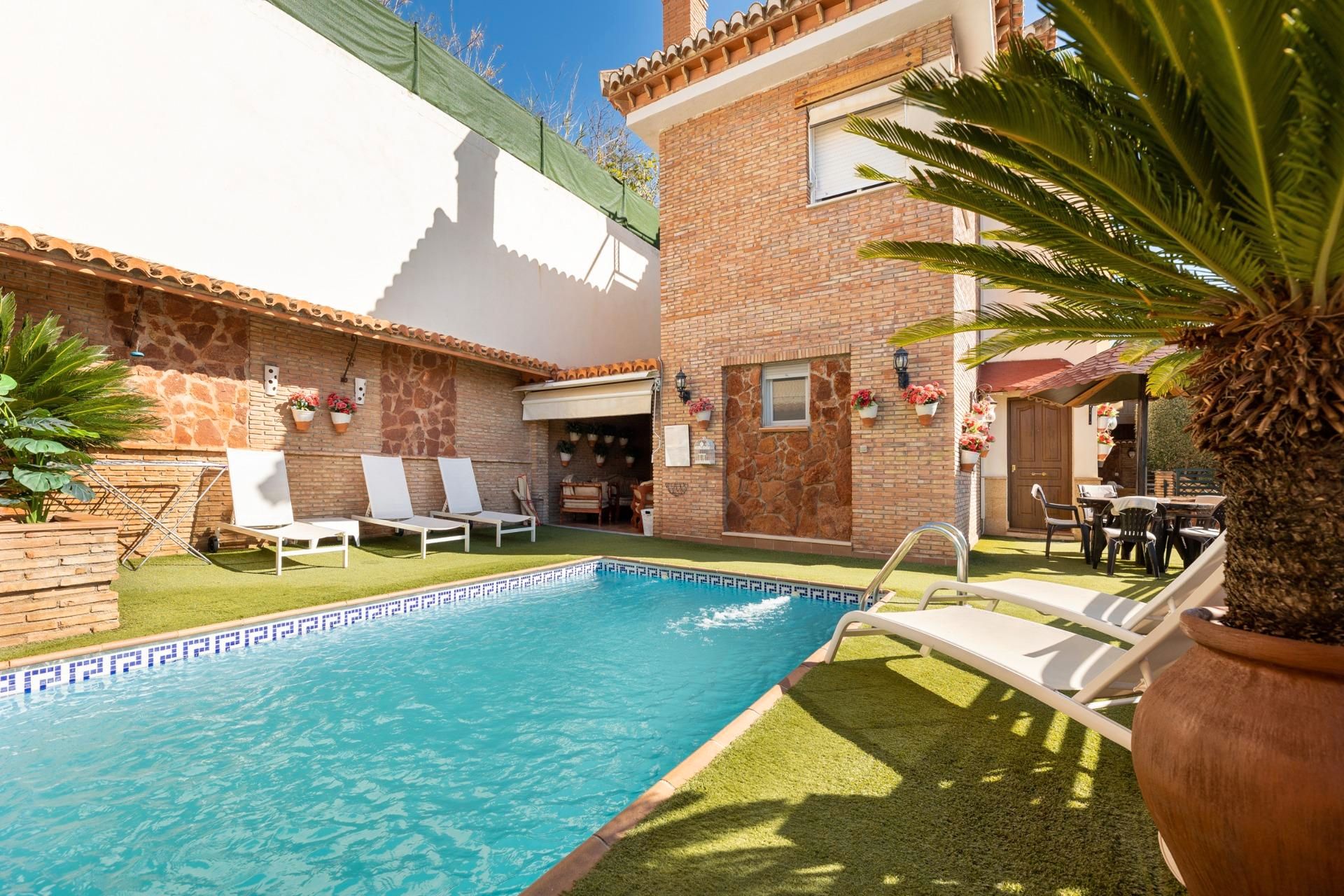 Swimming pool of Single-family semi-detached for sale in  Granada Capital  with Air Conditioner, Heating and Private garden