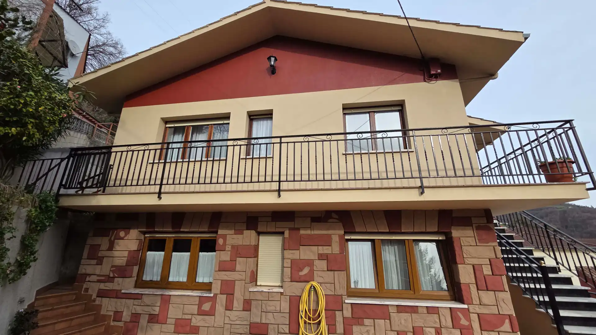 Außenansicht von Haus oder Chalet zum Verkauf in San Martín del Rey Aurelio mit Heizung, Privatgarten und Parkett