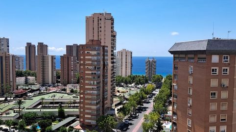Gran piso con 4 dormitorios y vistas al mar y Benidorm en zona Levante