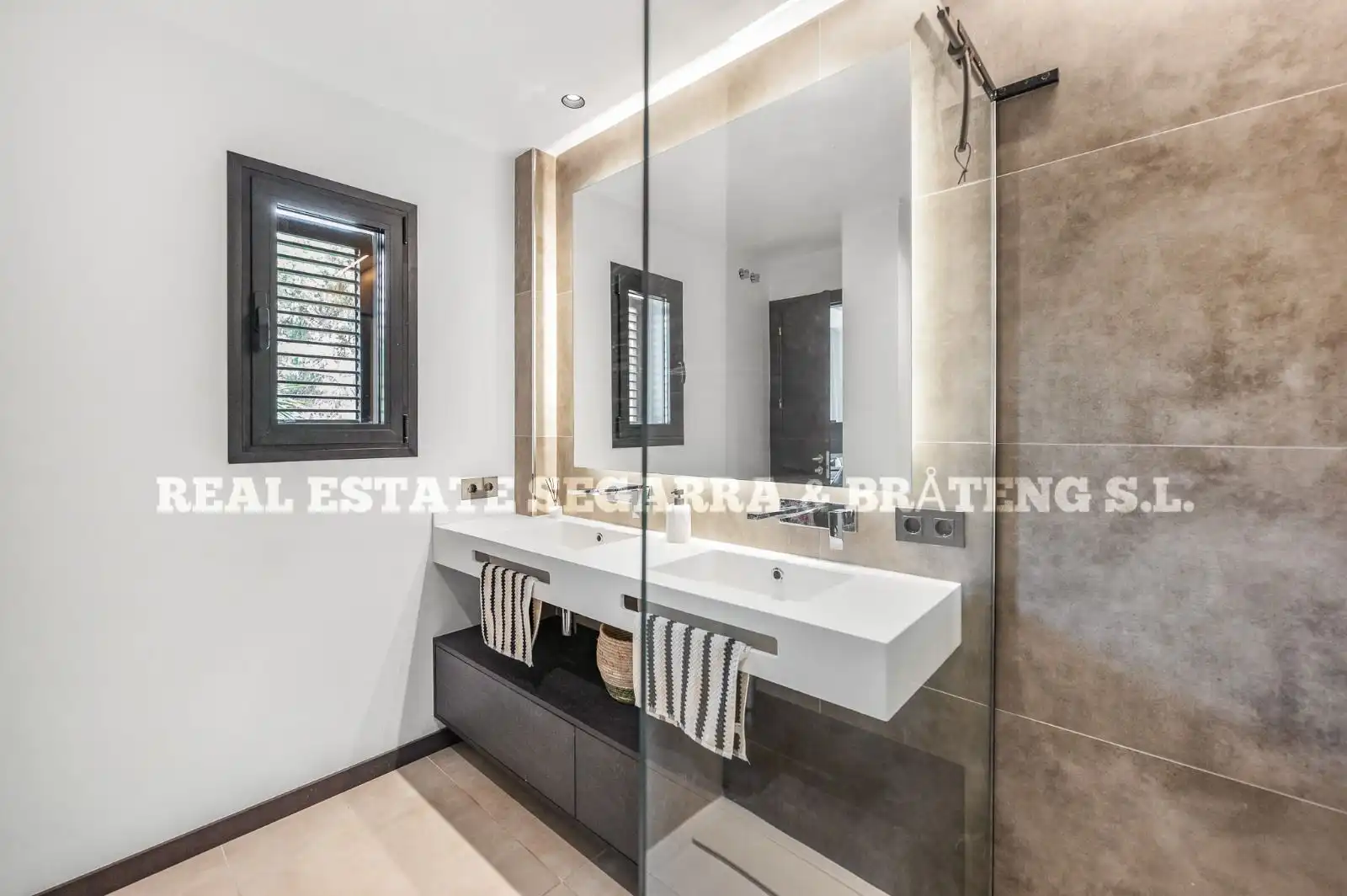 Bathroom of Attic for sale in Marbella  with Air Conditioner, Heating and Oven