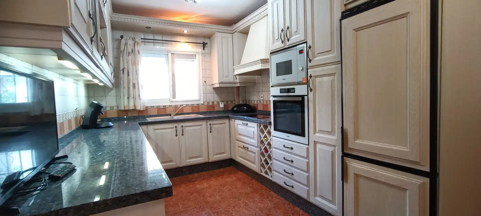 Küche von Einfamilien-Reihenhaus zum Verkauf in Estepona mit Klimaanlage, Heizung und Terrasse