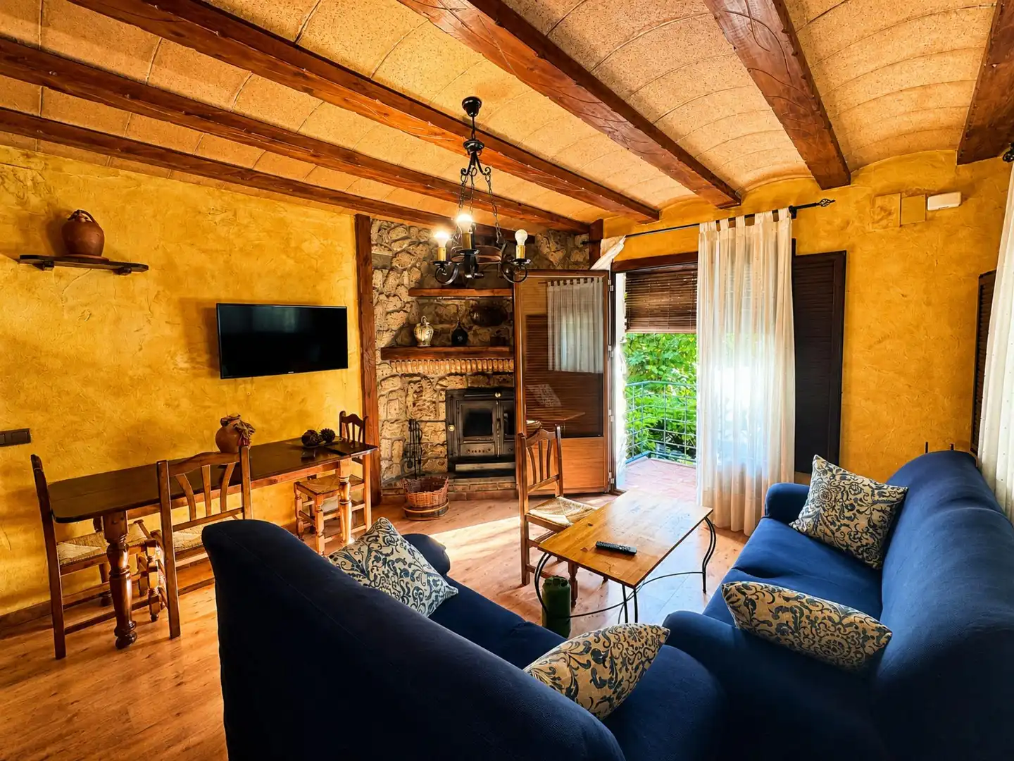 Sala de estar de Finca rústica en venta en Benatae con Calefacción, Jardín privado y Piscina