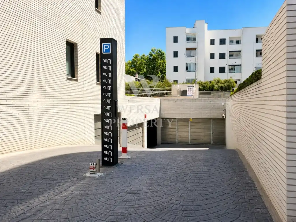 Parkplatz von Wohnungen zum Verkauf in Salou mit Klimaanlage, Privatgarten und Möbliert