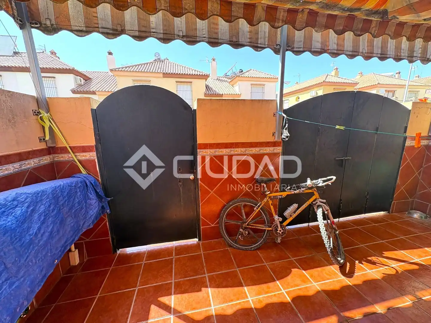 Vista exterior de Casa adosada en venda en Sanlúcar de Barrameda amb Aire condicionat i Terrassa
