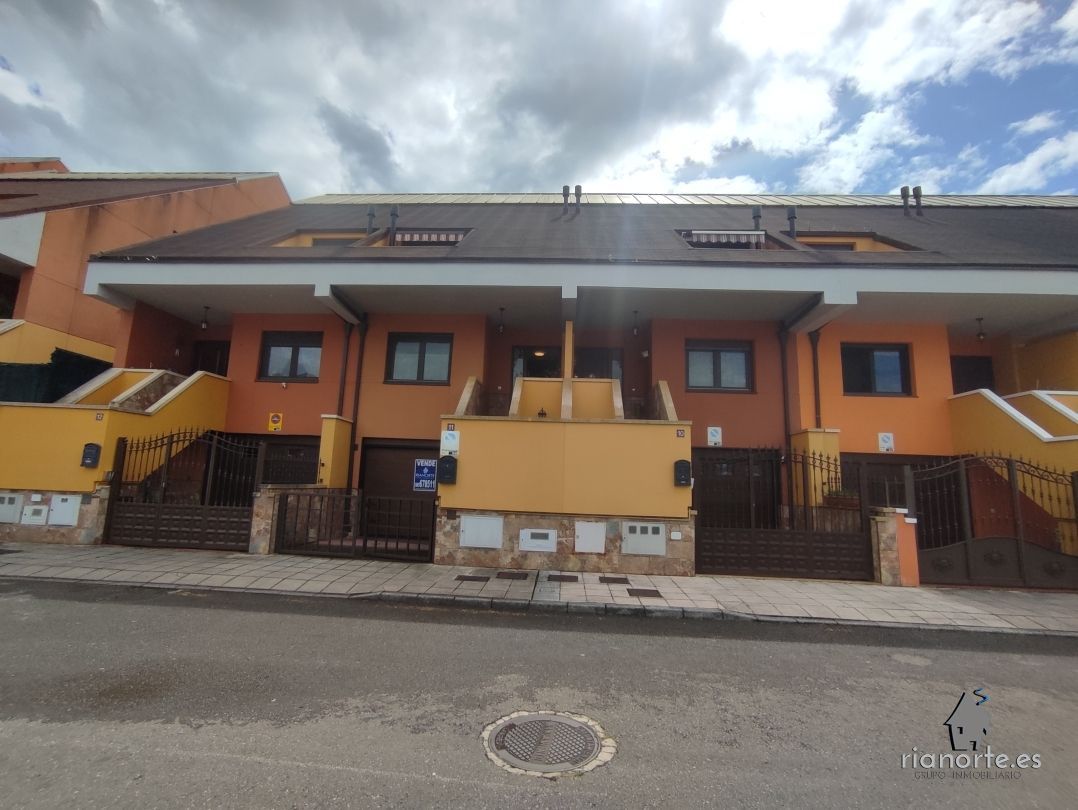 Vista exterior de Casa adosada en venda en Langreo amb Calefacció, Jardí privat i Terrassa