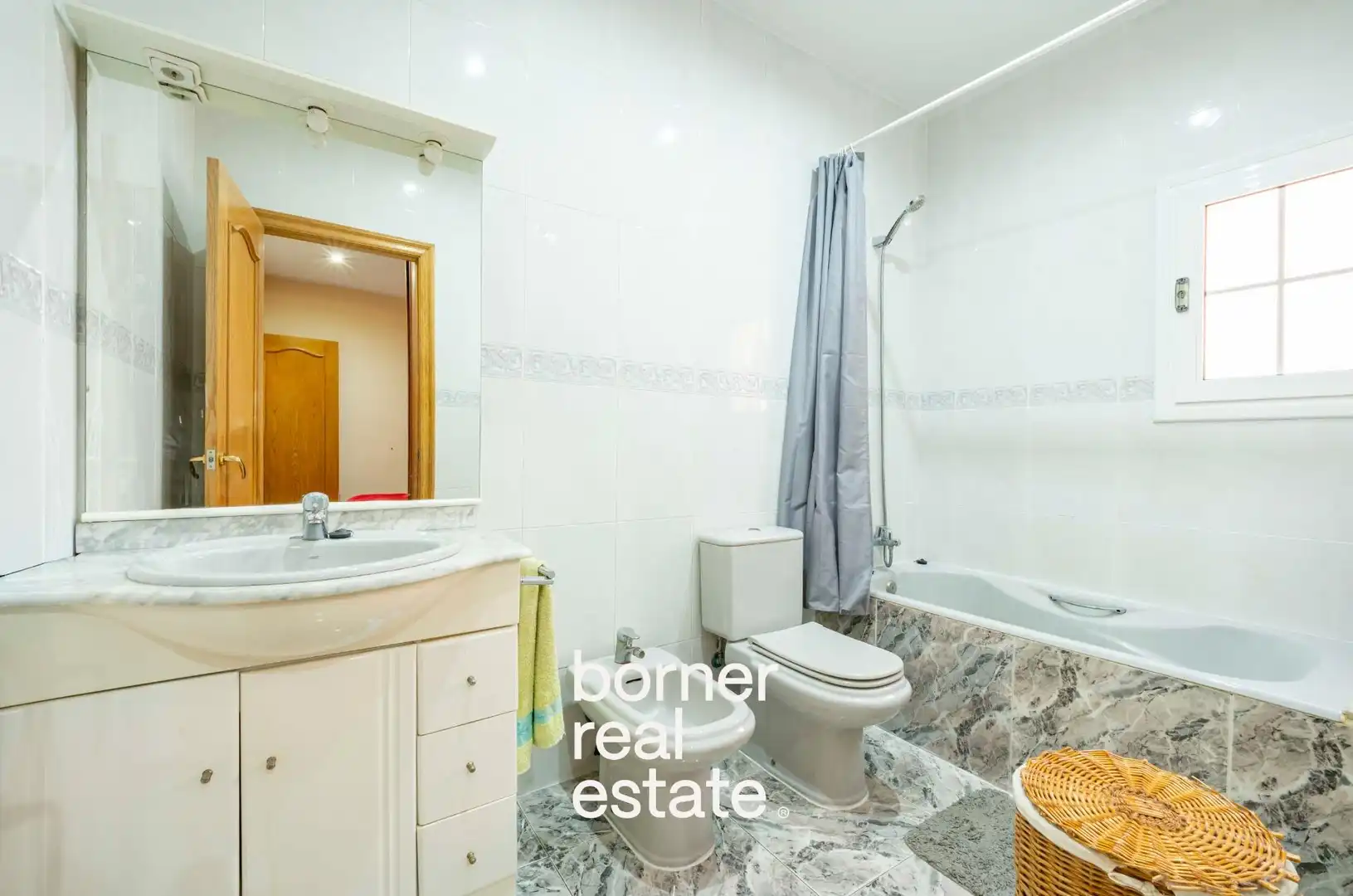 Bany de Casa o xalet en venda en Sant Cugat del Vallès amb Aire condicionat, Calefacció i Jardí privat
