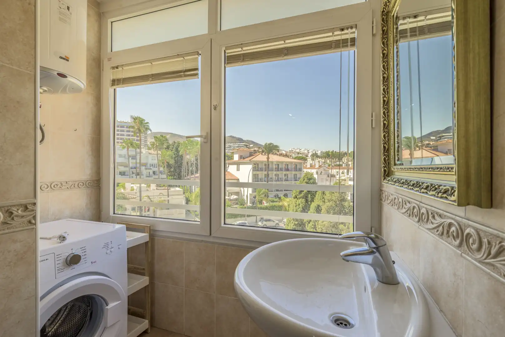 Baño de Apartamento en venta en Torremolinos con Terraza y Amueblado