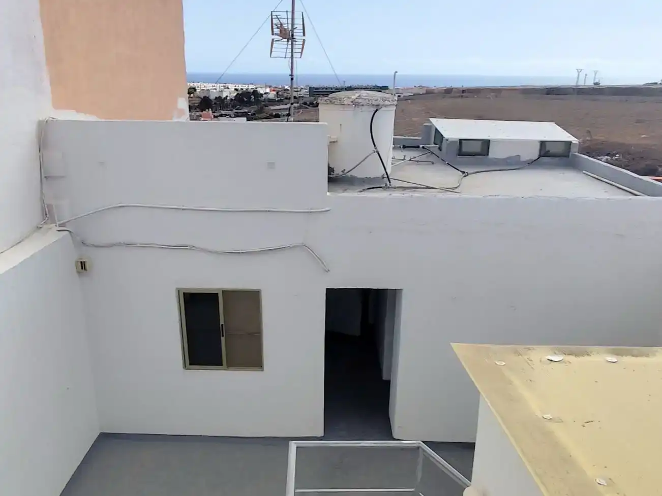 Vista exterior de Casa adosada en venda en Telde amb Balcó