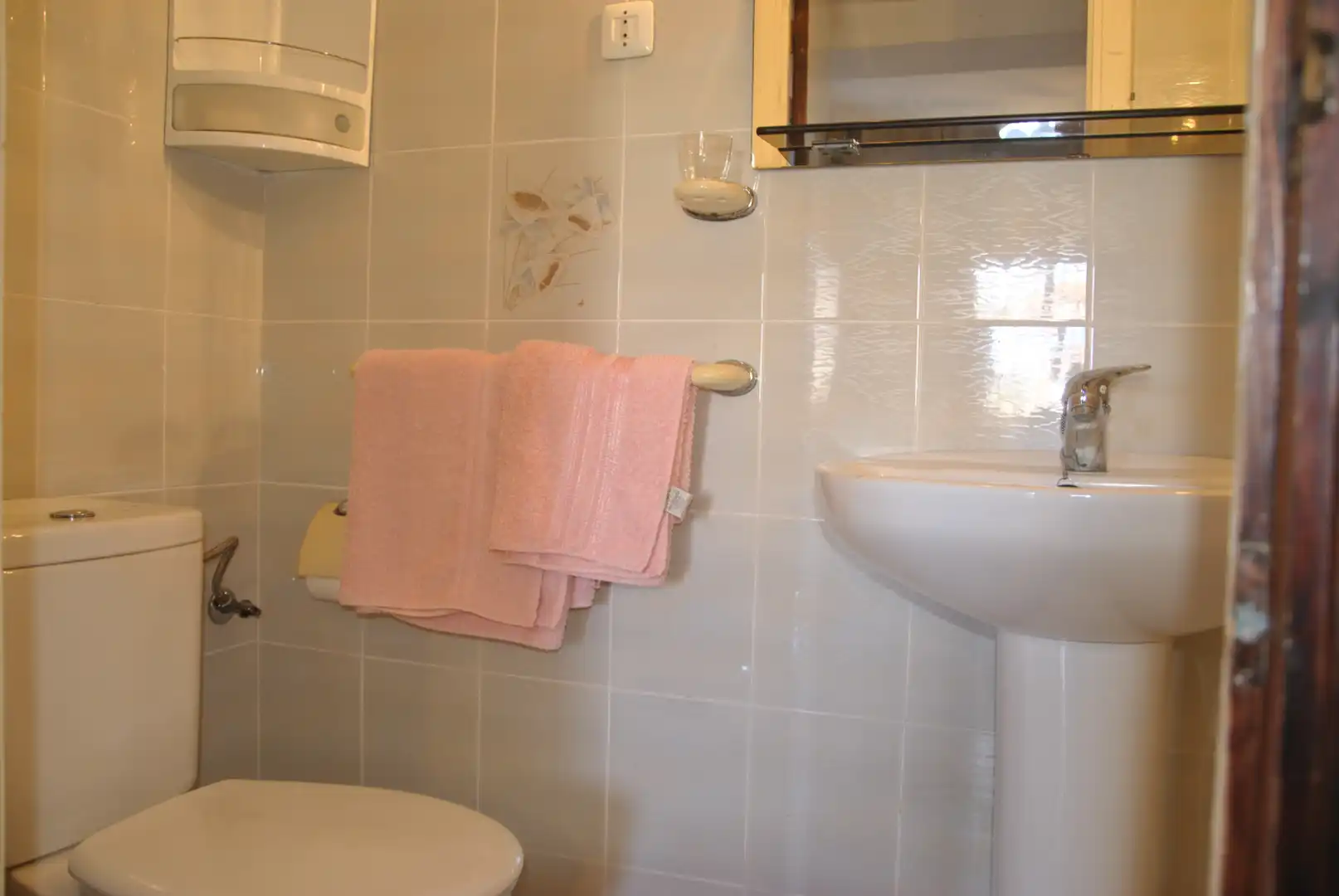 Badezimmer von Einfamilien-Reihenhaus zum Verkauf in Tejeda de Tiétar mit Heizung, Terrasse und Möbliert