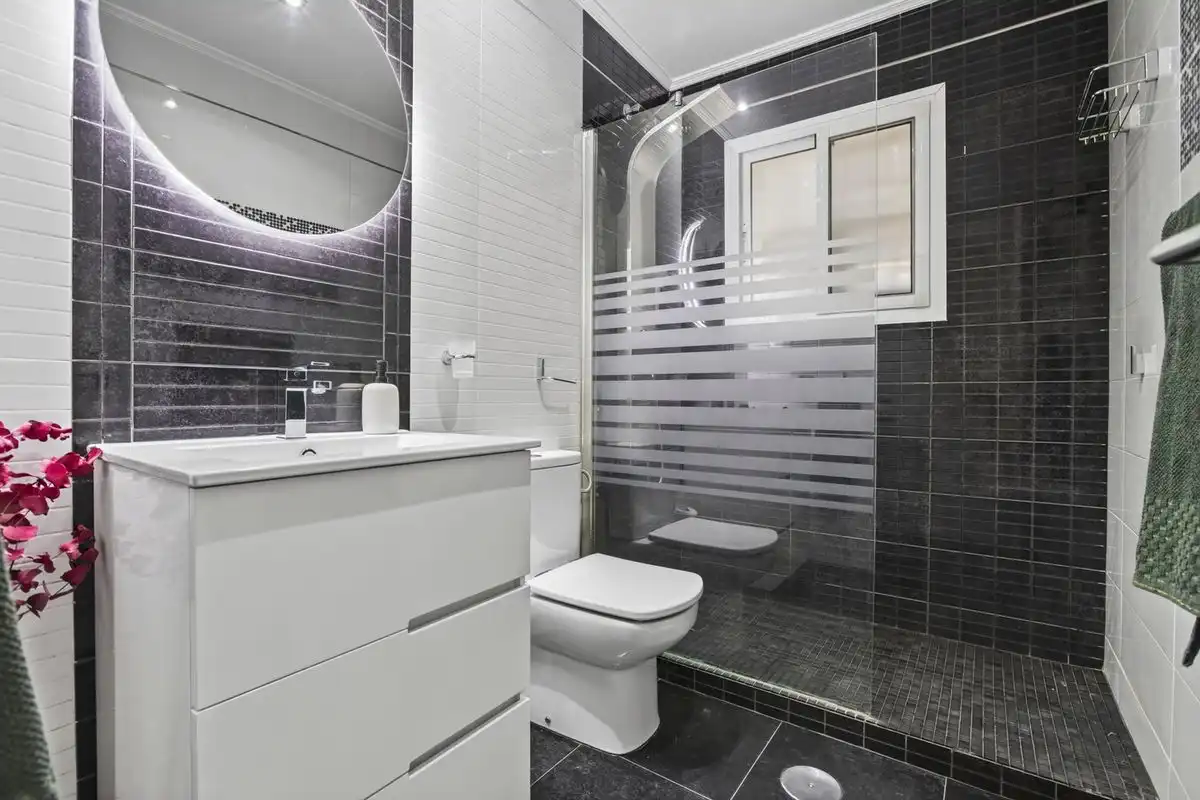 Bathroom of Flat for sale in Sevilla  with Air Conditioner, Heating and Furnished