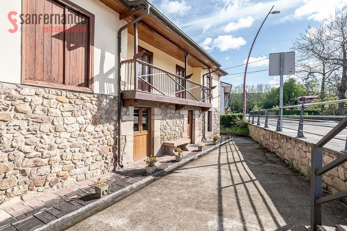 Vista exterior de Casa o xalet en venda en Puente Viesgo amb Jardí privat, Terrassa i Traster