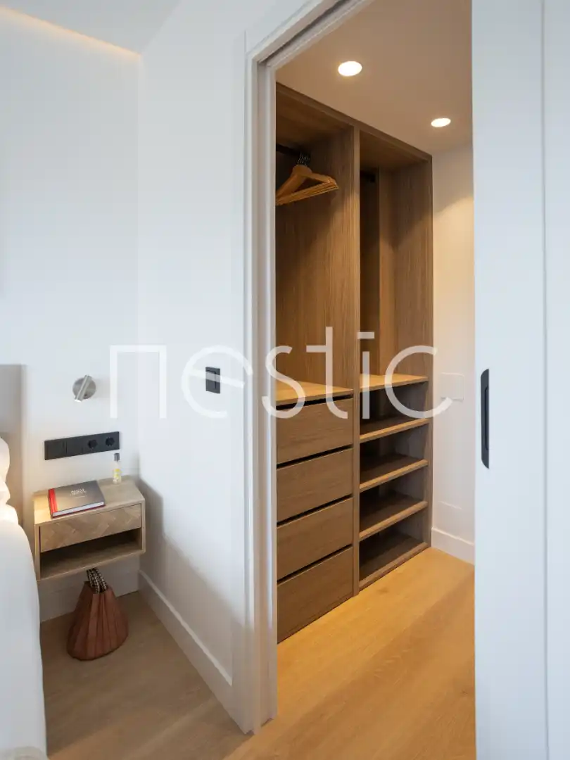 Dormitori de Apartament de lloguer en Madrid amb Aire condicionat, Calefacció i Moblat