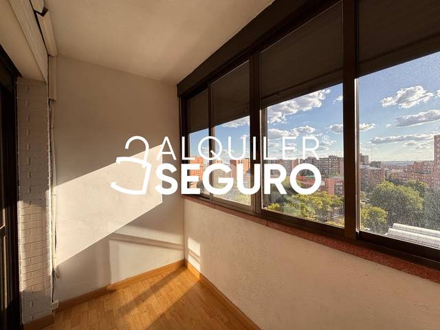Piso en Alquiler en de Villalobos en Palomeras Sureste