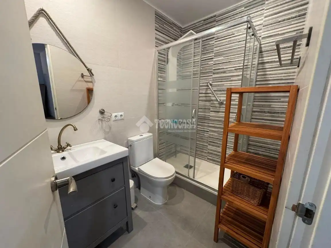 Badezimmer von Wohnung zum Verkauf in Barcelona mit Klimaanlage und Parkett