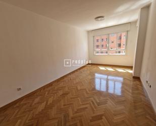 Bedroom of Flat to rent in  Madrid Capital  with Air Conditioner, Heating and Parquet flooring