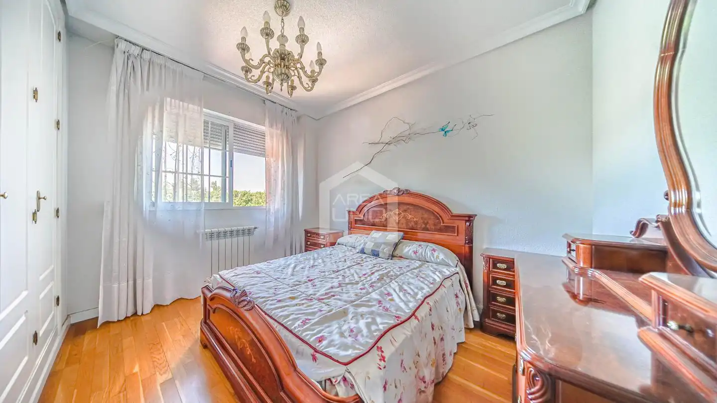 Habitación de Casa adosada en venta en Villaviciosa de Odón con Calefacción, Jardín privado y Parquet