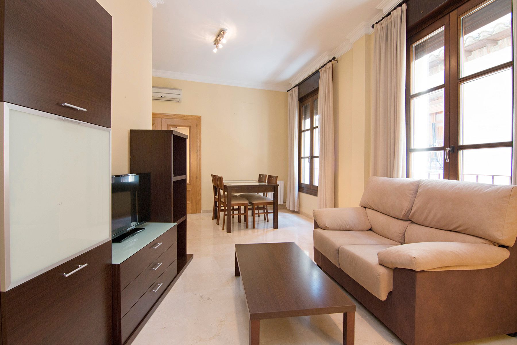 Living room of Apartment to rent in  Granada Capital  with Air Conditioner, Heating and Furnished