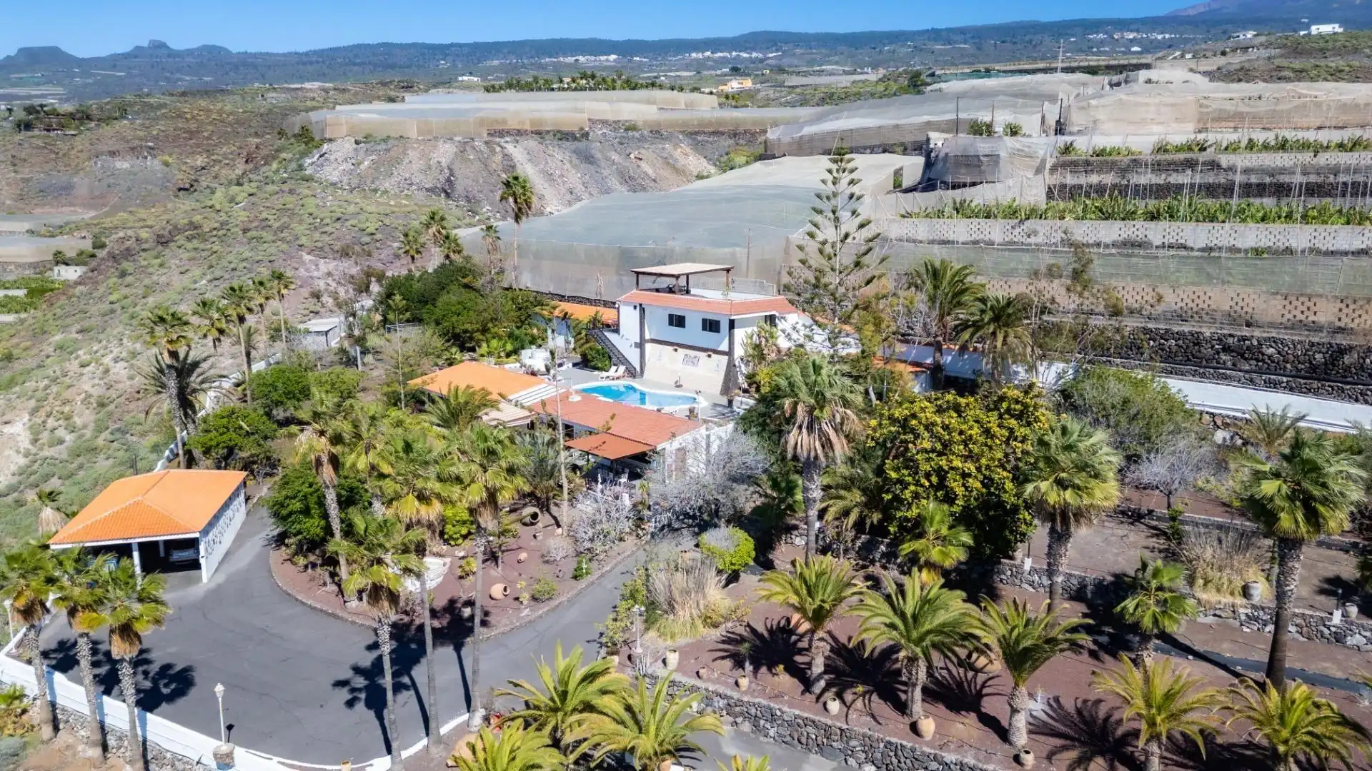 Vista exterior de Casa o xalet en venda en Guía de Isora amb Aire condicionat, Jardí privat i Terrassa