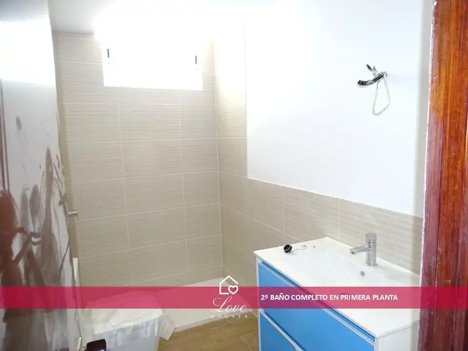 Badezimmer von Einfamilien-Reihenhaus zum Verkauf in Puerto Real mit Klimaanlage und Terrasse