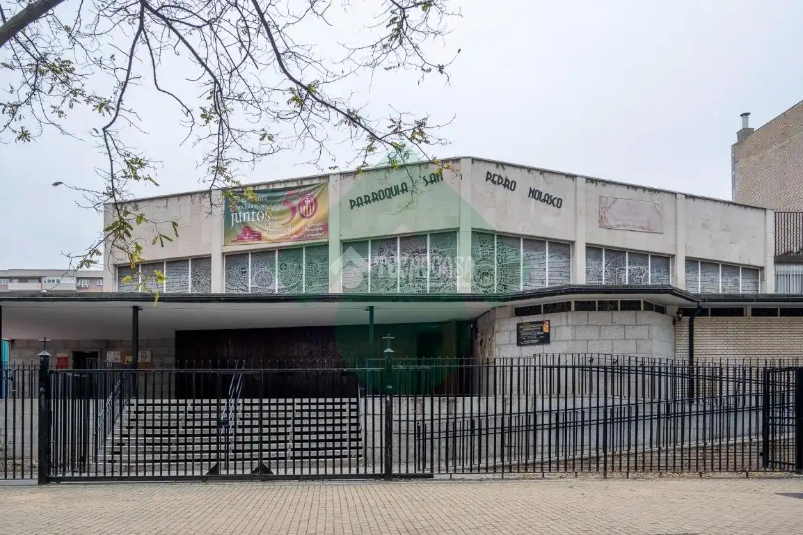 Vista exterior de Piso en venta en Madrid con Calefacción