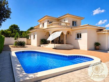 Casa con piscina in vendita a Av. de les tres cales
