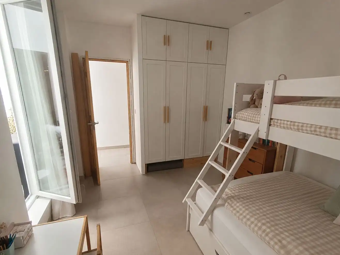 Dormitori de Casa o xalet en venda en Fuentes de Andalucía amb Aire condicionat, Terrassa i Balcó