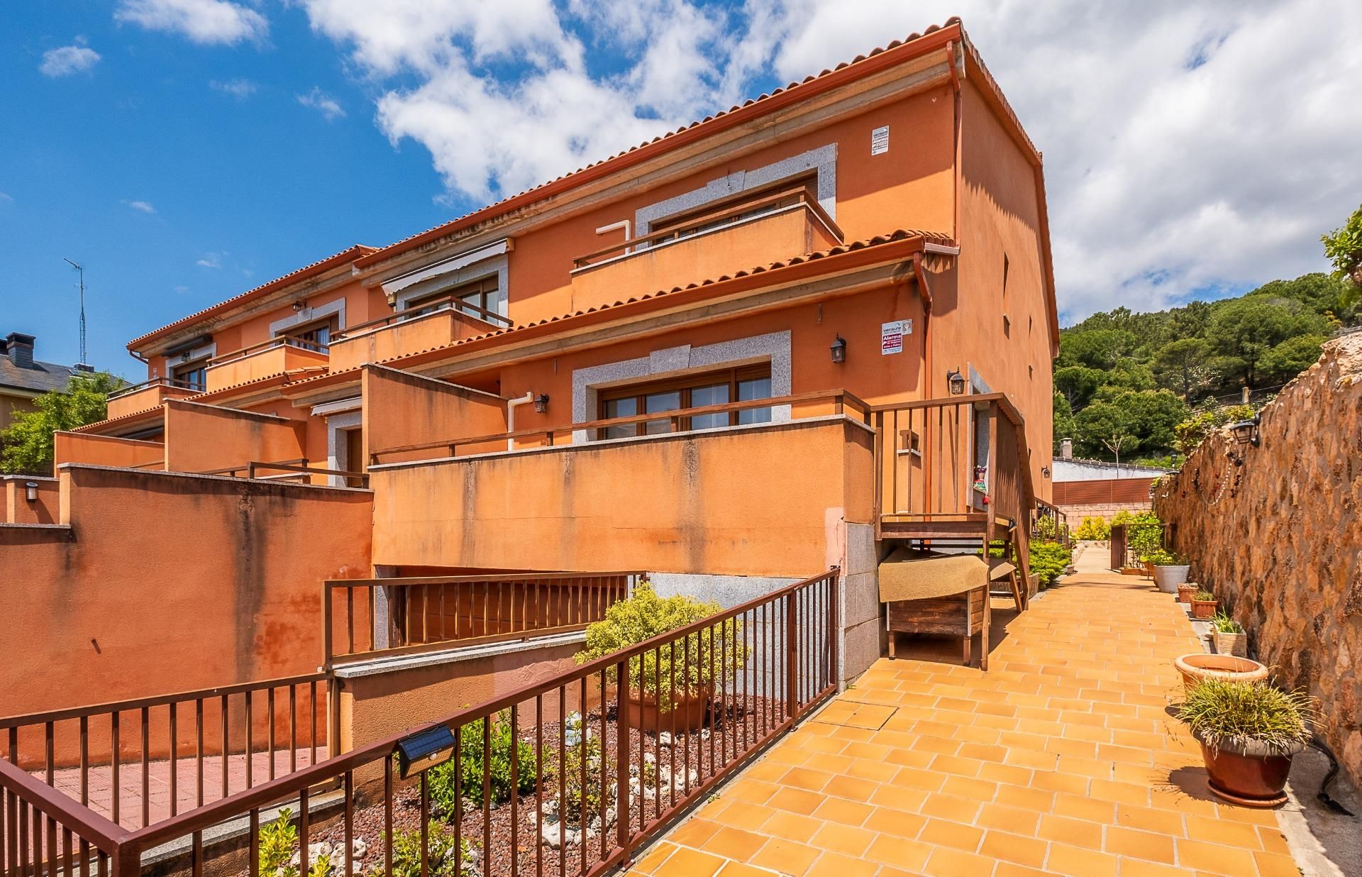 Exterior view of Single-family semi-detached for sale in Collado Mediano  with Air Conditioner, Heating and Private garden