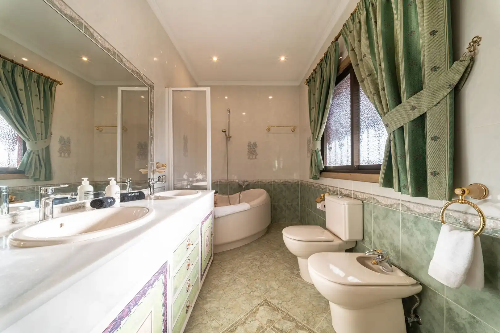 Badezimmer von Country house zum Verkauf in Benahavís mit Terrasse