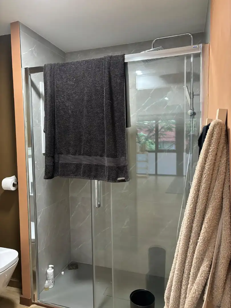 Badezimmer von Wohnung zum Verkauf in Barcelona mit Klimaanlage, Möbliert und Ofen