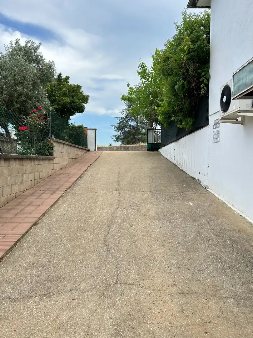 Parking de Casa o chalet en venta en Vilobí d'Onyar con Aire acondicionado, Calefacción y Jardín privado