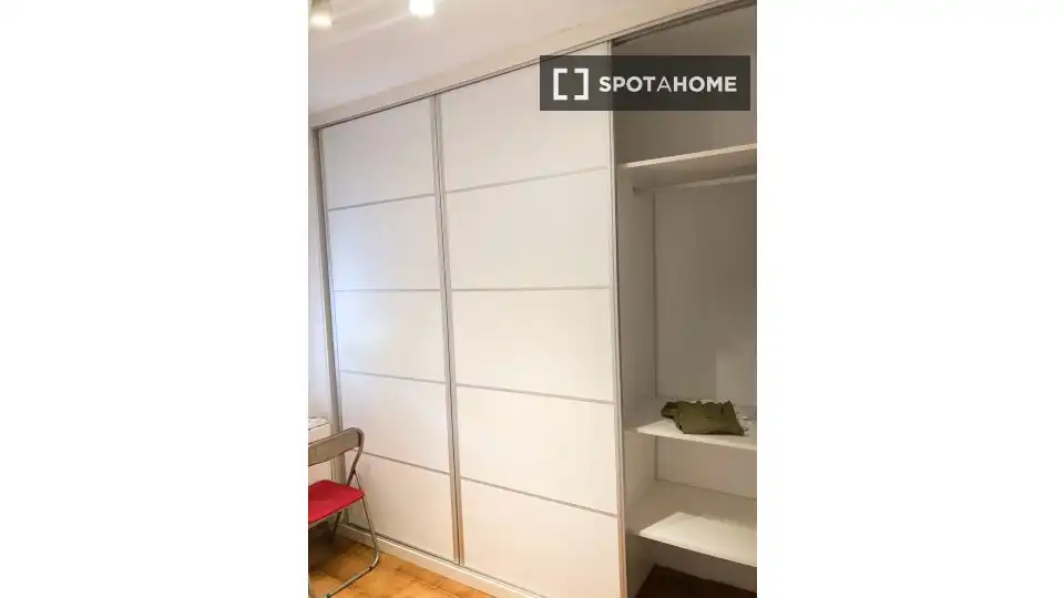 Dormitori de Apartament per a compartir en Sevilla amb Aire condicionat, Terrassa i Moblat
