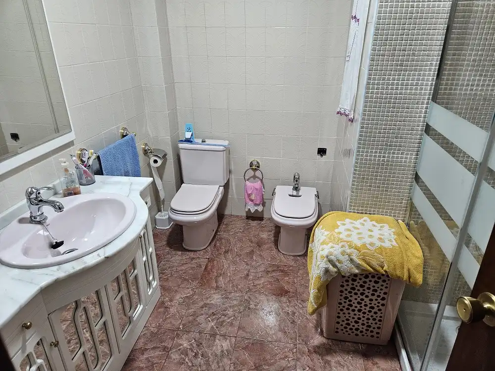 Badezimmer von Wohnung zum Verkauf in Navas del Madroño mit Terrasse und Balkon