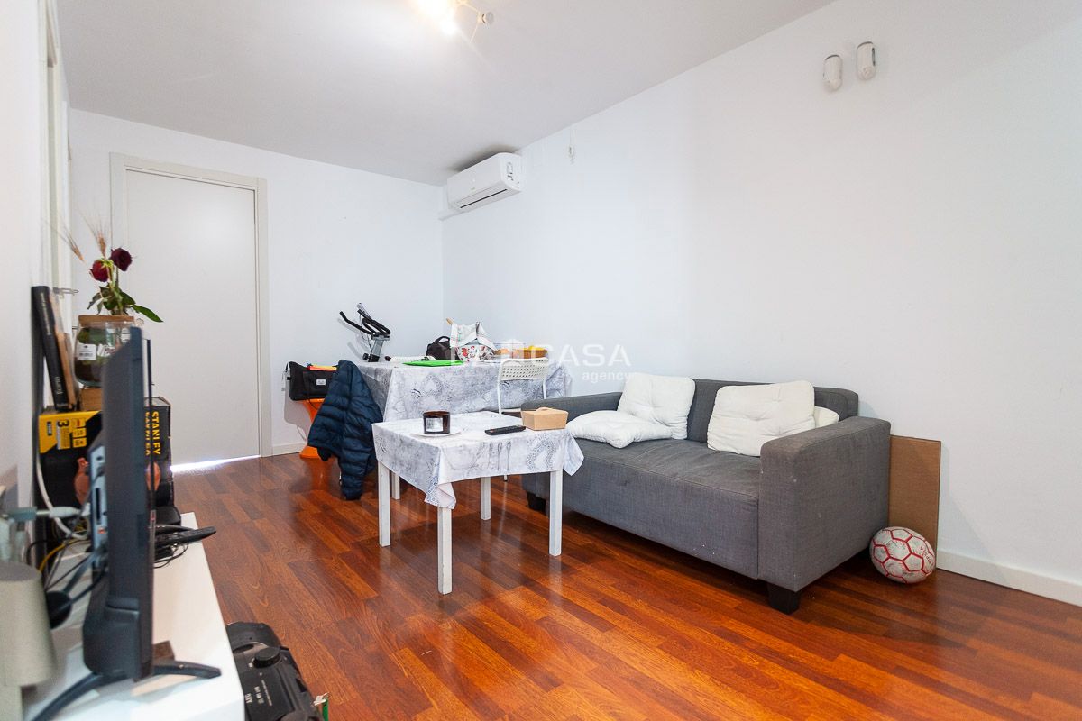 Sala d'estar de Pis en venda en L'Hospitalet de Llobregat amb Balcó