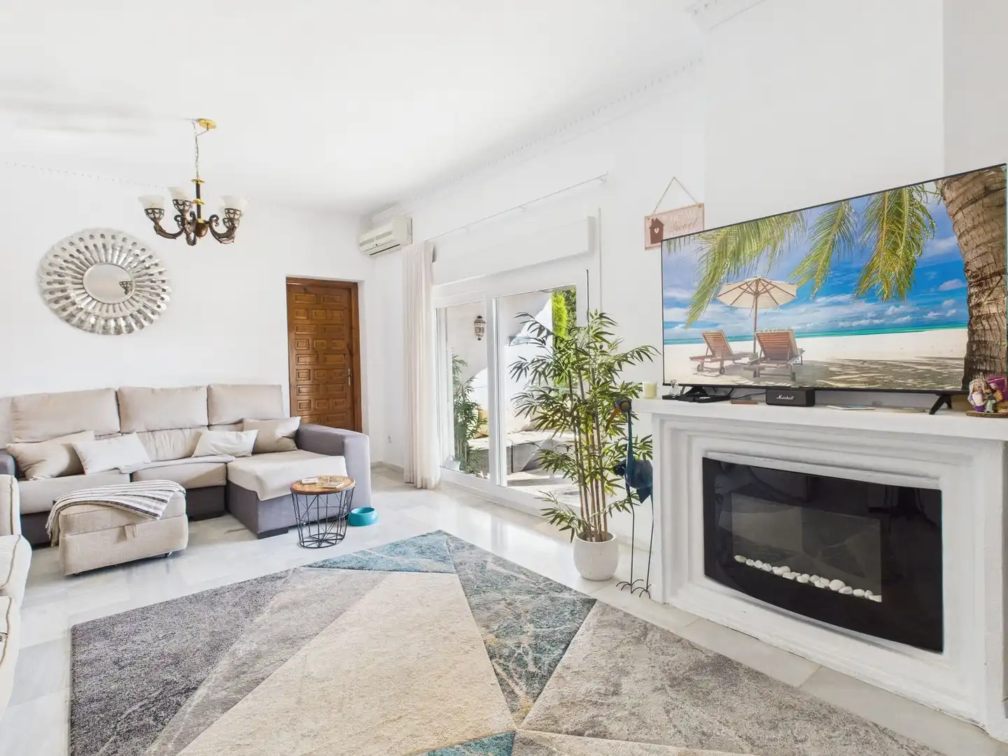 Sala de estar de Casa o chalet en venta en Estepona con Aire acondicionado, Terraza y TV