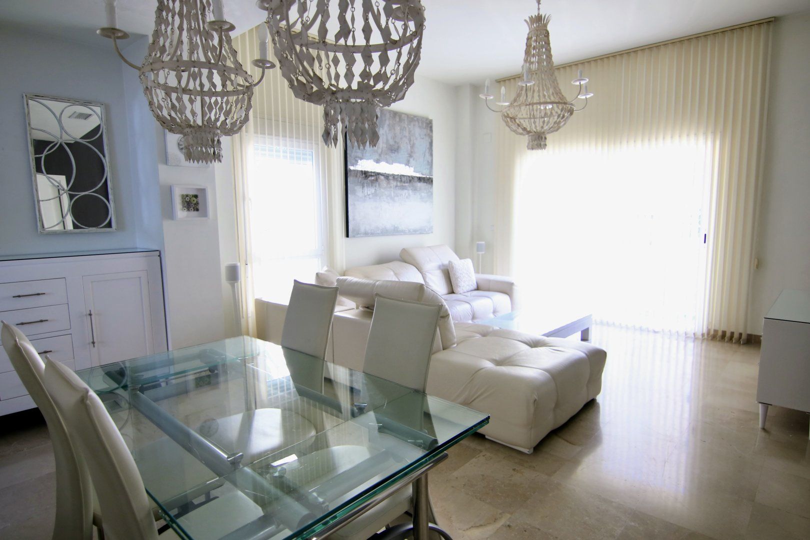 Sala d'estar de Casa adosada en venda en Mairena del Aljarafe amb Aire condicionat, Terrassa i Piscina