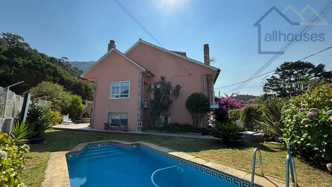 Detached house with pool for sale in Oia
