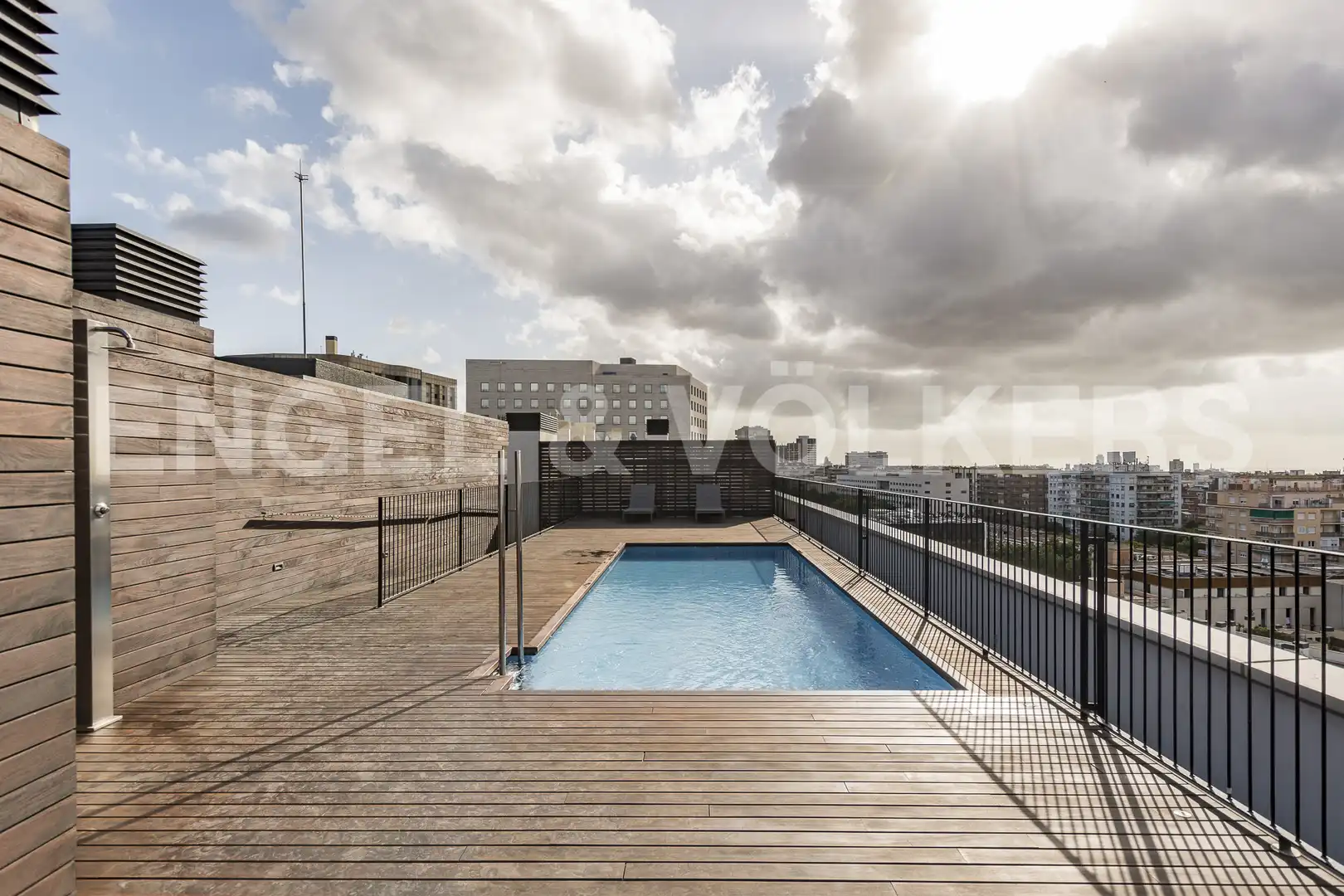 Schwimmbecken von Dachboden zum Verkauf in Barcelona mit Klimaanlage, Heizung und Parkett
