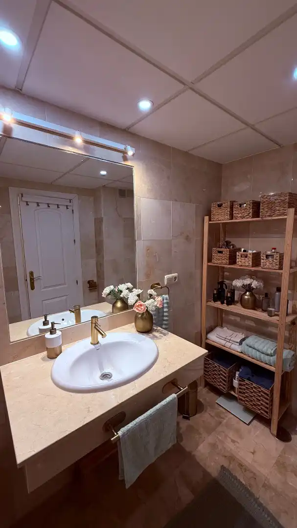 Badezimmer von Wohnung zum Verkauf in Marbella mit Klimaanlage, Terrasse und Abstellraum