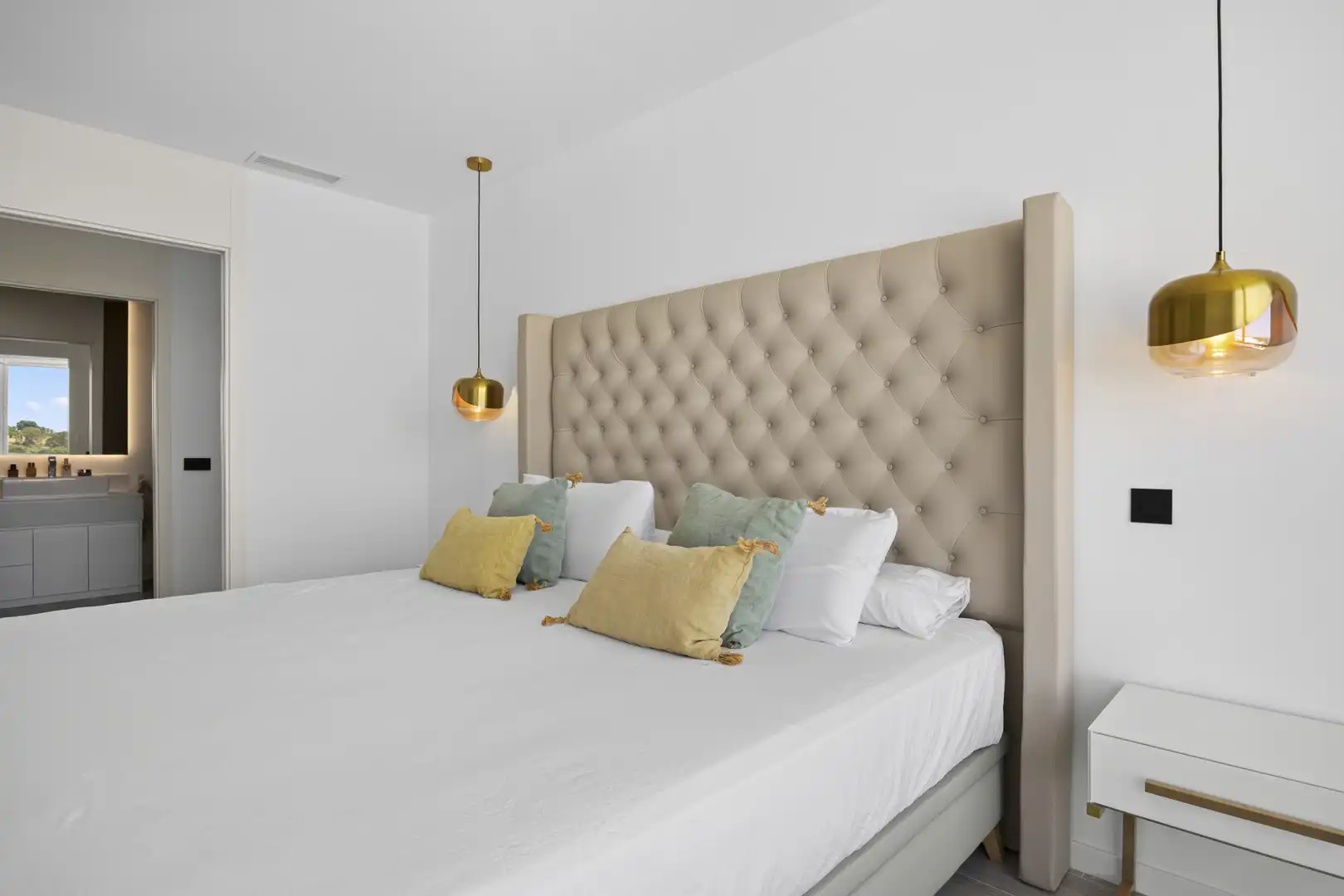 Schlafzimmer von Einfamilien-Reihenhaus zum Verkauf in Estepona mit Klimaanlage, Terrasse und Schwimmbad