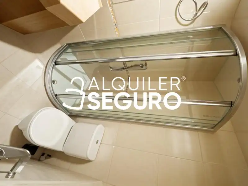 Bany de Pis de lloguer en Madrid amb Aire condicionat, Calefacció i Piscina