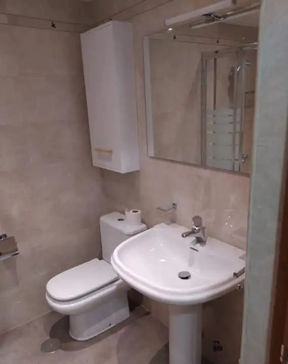 Baño de Piso para compartir en Granada con Aire acondicionado, Amueblado y Horno